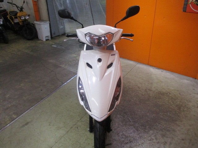 フロントから見てもこの通り状態グッド！アクシスＺは１２５ｃｃでありながら車重は僅か１００ｋｇ！軽い！